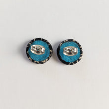Load image into Gallery viewer, butterfly back of the black round earring