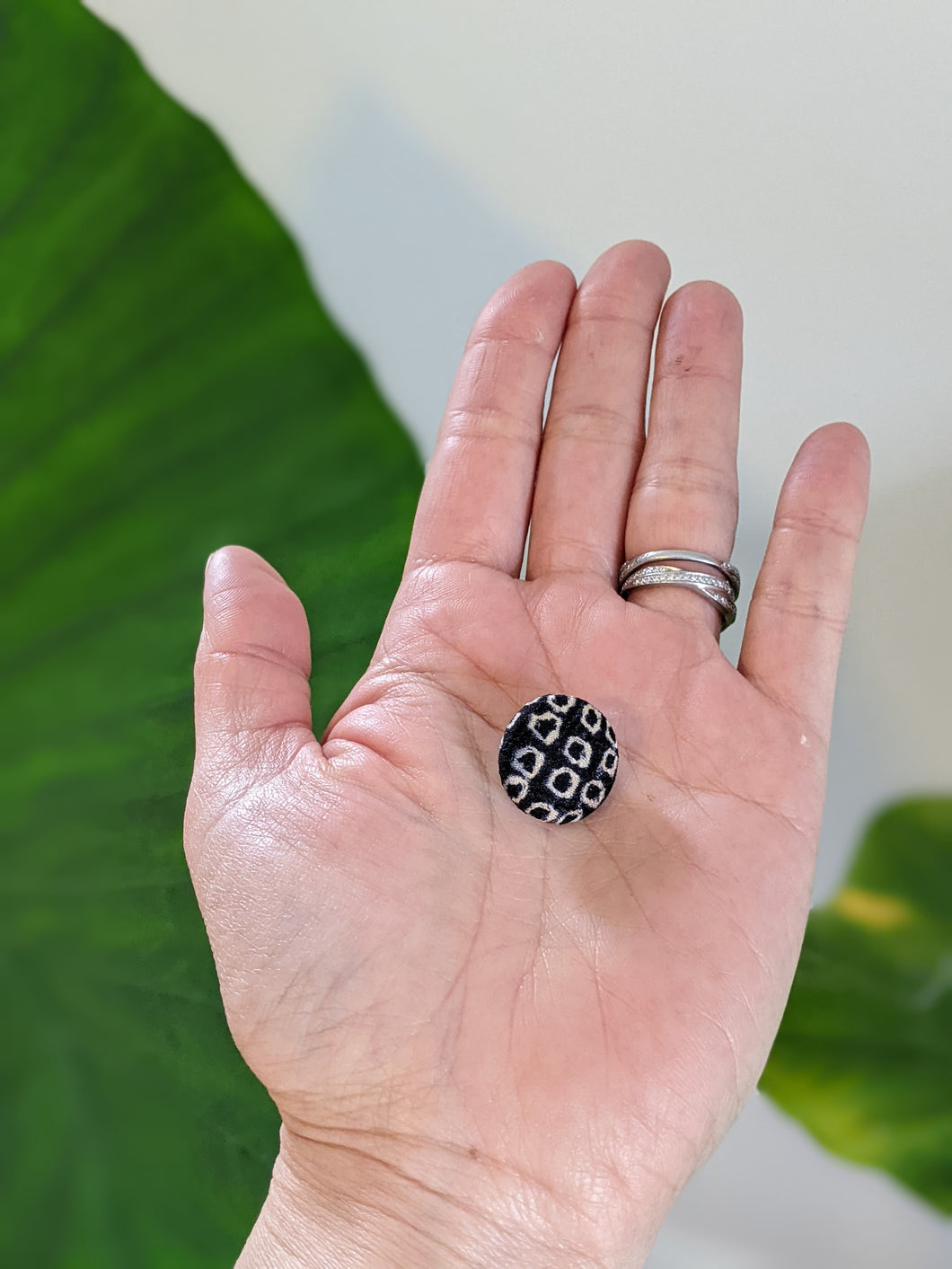 Shibori Button Earring - black and white